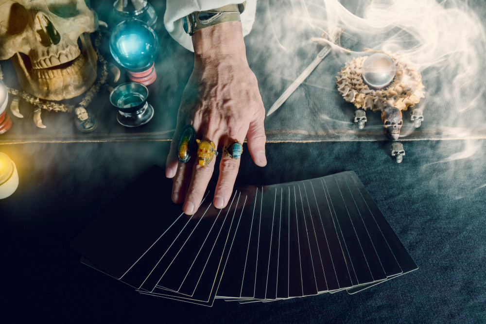 Crowley Tarot, eine besondere Verbindung: Foto: © WICHAI WONGJONGJAIHAN / shutterstock / #776346217